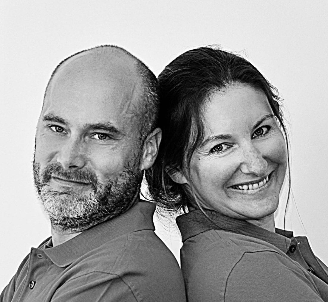 Emilie Da Cruz et Grégory Bouillon, dos à dos, souriants.